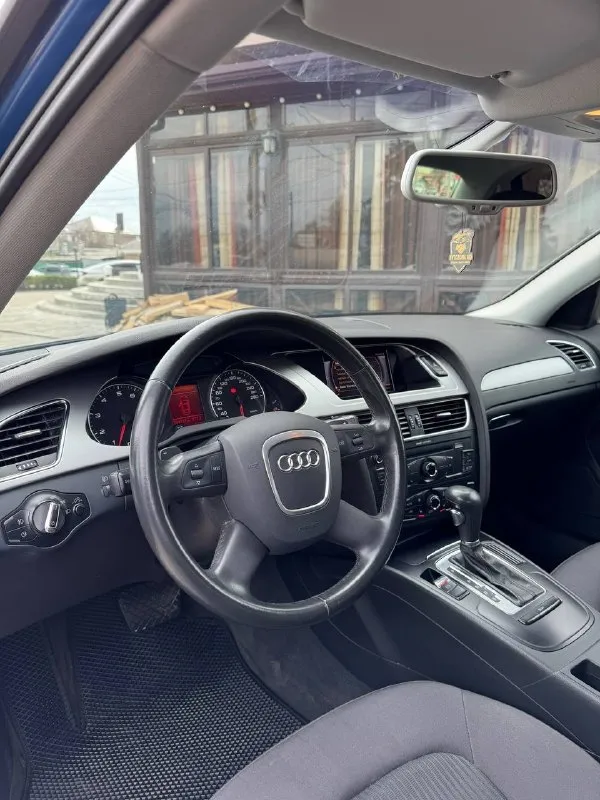 Продам audi a4 b8🚙 2011 год 🔹 зелёная✅ автотека (без дтп) машина в очень хорошем состоянии и с родным пробегом, не крученным, что очень редко в наше время. пробег:204 тысячи с копейками. по кузову:даже малейшего намёка на рыжик вы не найдёте, машина вся одного цвета нет разноцветных деталей матовости и прочего. цвет очень и очень красивый, виды собирает сходу!)особенно когда выезжает с автомойки блестит как зеркало наполированное!) по технике: 1️⃣мотор коробка в идеальнейшем состоянии смысла даже нет об этом говорить потому что не пинков не посторонних звуков нет, проехала 1500 км уровень масла совсем не изменился, на этих машинах это об очень многом говорит! в машине уверен, повезёт куда угодно и когда угодно вообще без проблем!) ростов(западный)🌇 89185273229 89885494892 89966137738 звоните не стесняйтесь либо пишите в личку рад буду ответить! цена машины 965 + торг - фотография - 5