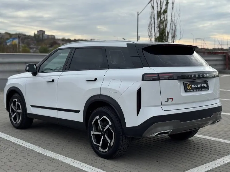🚘 в продаже jaecoo j7 год выпуска: 2025 пробег на табло: 21 593 км птс: электронный, юр. чистый двигатель: 1.6 бензин трансмиссия: aмт vin: edxdb21b2sc030270 цена: 2 060 000 новая цена: 1 996 000 руб. 📞 + 7 (938) 130-35-61 адрес: г. ростов-на-дону, тц «сиверс», пр. сиверса, 23 – как нас найти способы оплаты: — наличные; — кредит (20 банков); — безнал без ндс; — обмен на ваш авто. больше подробностей об авто и способах оплаты узнавайте у менеджера @autozaorndbot ___________ смотрите все авто в наличии – https://autozao. ru/ max. ru/auto_zao_rnd 💬 🗺️ присоединяйтесь к авто зао в других городах: — москва — краснодар — авто зао юг (новый регион) - фотография - 3