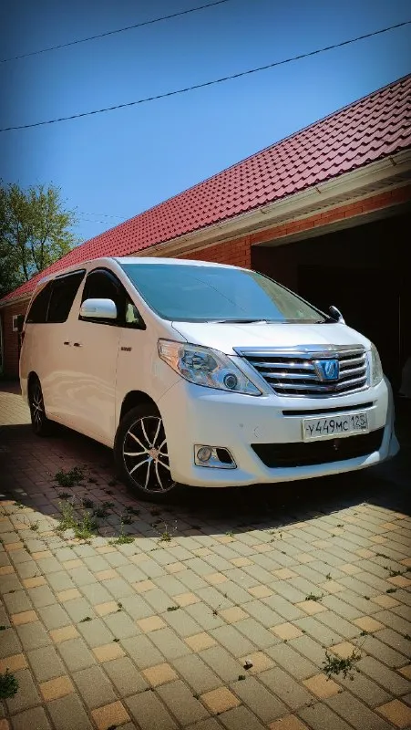 Toyota alphard hybrid 2012 2 350 000 вариатор 2,4 гибрид 280 000 км ростов-на-дону 89092589600 продам тойота альфард гибрид в очень хорошем состоянии. 7 мест. салон в идеальном состоянии. средний ряд сидений и переднее пассажирское - повышенной комфортности с оттоманками, электропривод передних сидений, память водительского сидения, японская премиальная аудиосистема alpine высокого качества, дополнительный монитор для задних пассажиров. система кругового обзора (3 камеры). боковые двери и крышка багажника с электроприводом. 10 подушек безопасности. высоковольтная батарея в хорошем состоянии, в прошлом году заменён верхний ряд элементов, установлен контроллер охлаждения батареи (что кратно продлевает ее жизнь). по двигателю и ходовой вопросов нет. масло в двс 0w20 от замены до замены без расхода. установлен фаркоп, документально оформлен. сигнализация pandora с автозапуском. литьё r18. зимняя резина на дисках в комплекте. - фотография - 1