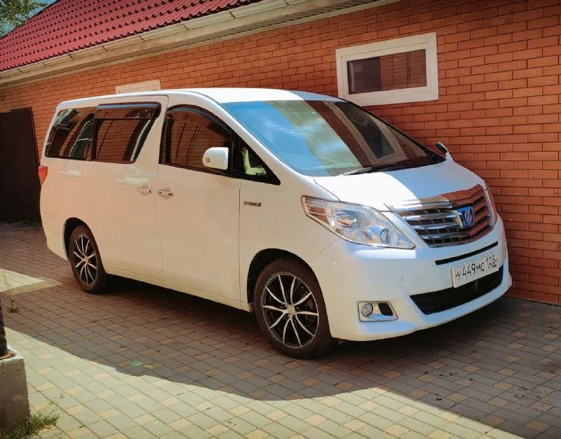 Toyota alphard hybrid 2012 2 350 000 вариатор 2,4 гибрид 280 000 км ростов-на-дону 89092589600 продам тойота альфард гибрид в очень хорошем состоянии. 7 мест. салон в идеальном состоянии. средний ряд сидений и переднее пассажирское - повышенной комфортности с оттоманками, электропривод передних сидений, память водительского сидения, японская премиальная аудиосистема alpine высокого качества, дополнительный монитор для задних пассажиров. система кругового обзора (3 камеры). боковые двери и крышка багажника с электроприводом. 10 подушек безопасности. высоковольтная батарея в хорошем состоянии, в прошлом году заменён верхний ряд элементов, установлен контроллер охлаждения батареи (что кратно продлевает ее жизнь). по двигателю и ходовой вопросов нет. масло в двс 0w20 от замены до замены без расхода. установлен фаркоп, документально оформлен. сигнализация pandora с автозапуском. литьё r18. зимняя резина на дисках в комплекте. - фотография - 10