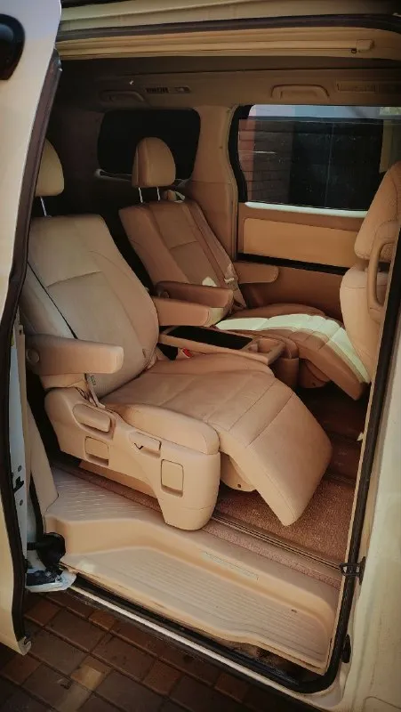 Toyota alphard hybrid 2012 2 350 000 вариатор 2,4 гибрид 280 000 км ростов-на-дону 89092589600 продам тойота альфард гибрид в очень хорошем состоянии. 7 мест. салон в идеальном состоянии. средний ряд сидений и переднее пассажирское - повышенной комфортности с оттоманками, электропривод передних сидений, память водительского сидения, японская премиальная аудиосистема alpine высокого качества, дополнительный монитор для задних пассажиров. система кругового обзора (3 камеры). боковые двери и крышка багажника с электроприводом. 10 подушек безопасности. высоковольтная батарея в хорошем состоянии, в прошлом году заменён верхний ряд элементов, установлен контроллер охлаждения батареи (что кратно продлевает ее жизнь). по двигателю и ходовой вопросов нет. масло в двс 0w20 от замены до замены без расхода. установлен фаркоп, документально оформлен. сигнализация pandora с автозапуском. литьё r18. зимняя резина на дисках в комплекте. - фотография - 4