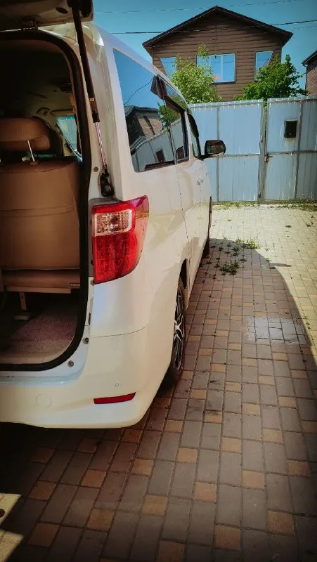 Toyota alphard hybrid 2012 2 350 000 вариатор 2,4 гибрид 280 000 км ростов-на-дону 89092589600 продам тойота альфард гибрид в очень хорошем состоянии. 7 мест. салон в идеальном состоянии. средний ряд сидений и переднее пассажирское - повышенной комфортности с оттоманками, электропривод передних сидений, память водительского сидения, японская премиальная аудиосистема alpine высокого качества, дополнительный монитор для задних пассажиров. система кругового обзора (3 камеры). боковые двери и крышка багажника с электроприводом. 10 подушек безопасности. высоковольтная батарея в хорошем состоянии, в прошлом году заменён верхний ряд элементов, установлен контроллер охлаждения батареи (что кратно продлевает ее жизнь). по двигателю и ходовой вопросов нет. масло в двс 0w20 от замены до замены без расхода. установлен фаркоп, документально оформлен. сигнализация pandora с автозапуском. литьё r18. зимняя резина на дисках в комплекте. - фотография - 5