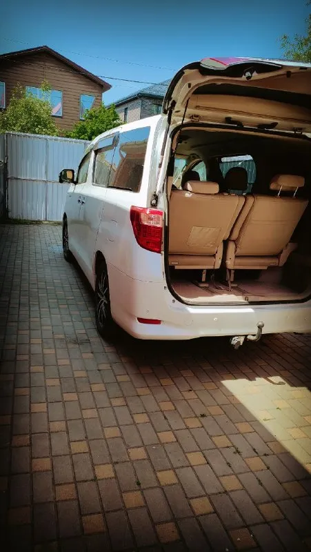 Toyota alphard hybrid 2012 2 350 000 вариатор 2,4 гибрид 280 000 км ростов-на-дону 89092589600 продам тойота альфард гибрид в очень хорошем состоянии. 7 мест. салон в идеальном состоянии. средний ряд сидений и переднее пассажирское - повышенной комфортности с оттоманками, электропривод передних сидений, память водительского сидения, японская премиальная аудиосистема alpine высокого качества, дополнительный монитор для задних пассажиров. система кругового обзора (3 камеры). боковые двери и крышка багажника с электроприводом. 10 подушек безопасности. высоковольтная батарея в хорошем состоянии, в прошлом году заменён верхний ряд элементов, установлен контроллер охлаждения батареи (что кратно продлевает ее жизнь). по двигателю и ходовой вопросов нет. масло в двс 0w20 от замены до замены без расхода. установлен фаркоп, документально оформлен. сигнализация pandora с автозапуском. литьё r18. зимняя резина на дисках в комплекте. - фотография - 6