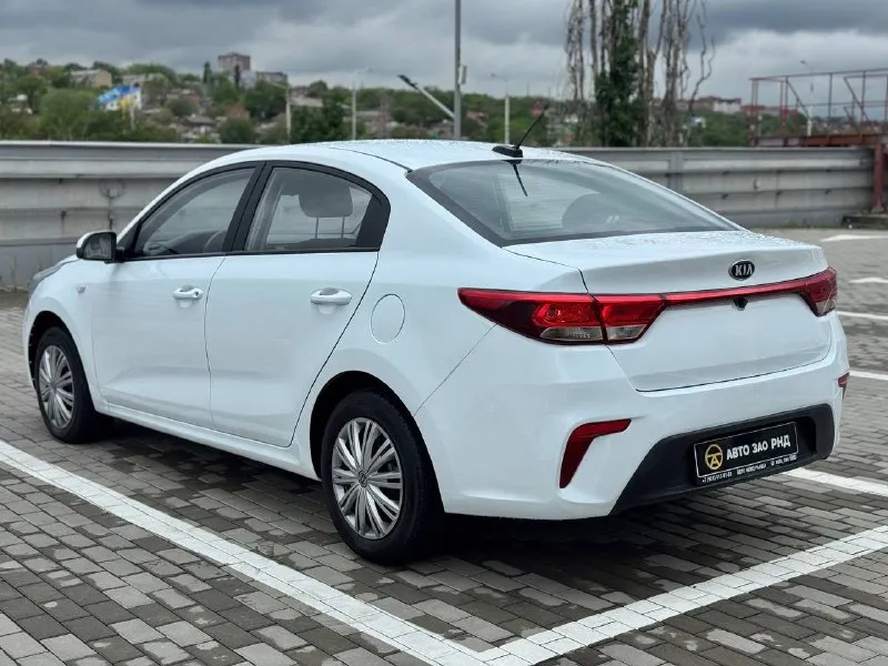 🚘 в продаже kia rio год выпуска: 2020 пробег на табло: 96 370 км птс: электронный, юр. чистый двигатель: 1.4 бензин трансмиссия: ат vin: z94c241ablr190964 цена: 830 000 руб. 📞 + 7 (938) 130-35-61 адрес: г. ростов-на-дону, тц «сиверс», пр. сиверса, 23 – как нас найти способы оплаты: — наличные; — кредит (20 банков); — безнал без ндс; — обмен на ваш авто. больше подробностей об авто и способах оплаты узнавайте у менеджера @autozaorndbot ___________ смотрите все авто в наличии – https://autozao. ru/ max. ru/auto_zao_rnd 💬 🗺️ присоединяйтесь к авто зао в других городах: — москва — краснодар — авто зао юг (новый регион) - фотография - 3