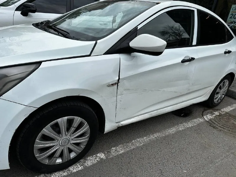 Хундай солярис 2012г в рестайлинге пробег родной 380 000 км закинут новый мотор у которого пробег 40 000км по кузову есть куда руки приложить электрика вся работает есть вопросы по ходовке стоит метан есть лицензия в такси до 2029 года фото контроль проходит сел и поехал работать только обмен с доплатой с вашей стороны цена 520 тыс, реальному покупателю хороший торг связь: vk. ru/saevfarid +79613234779 - фотография - 4