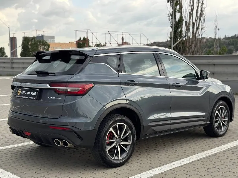 🚘 в продаже geely coolray год выпуска: 2022 пробег на табло: 82 433 км птс: электронный двигатель: 1.5 бензин трансмиссия: amt vin: y4k8622z3nb907381 цена: 1 460 000 руб. 📞 + 7 (938) 130-35-61 адрес: г. ростов-на-дону, тц «сиверс», пр. сиверса, 23 – как нас найти способы оплаты: — наличные; — кредит (20 банков); — безнал без ндс; — обмен на ваш авто. больше подробностей об авто и способах оплаты узнавайте у менеджера @autozaorndbot ___________ смотрите все авто в наличии – https://autozao. ru/ max. ru/auto_zao_rnd 💬 🗺️ присоединяйтесь к авто зао в других городах: — москва — краснодар — авто зао юг (новый регион) - фотография - 4