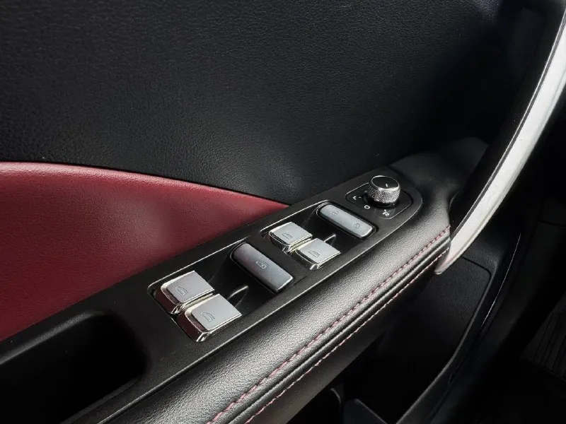 🚘 в продаже geely coolray год выпуска: 2022 пробег на табло: 82 433 км птс: электронный двигатель: 1.5 бензин трансмиссия: amt vin: y4k8622z3nb907381 цена: 1 460 000 руб. 📞 + 7 (938) 130-35-61 адрес: г. ростов-на-дону, тц «сиверс», пр. сиверса, 23 – как нас найти способы оплаты: — наличные; — кредит (20 банков); — безнал без ндс; — обмен на ваш авто. больше подробностей об авто и способах оплаты узнавайте у менеджера @autozaorndbot ___________ смотрите все авто в наличии – https://autozao. ru/ max. ru/auto_zao_rnd 💬 🗺️ присоединяйтесь к авто зао в других городах: — москва — краснодар — авто зао юг (новый регион) - фотография - 9