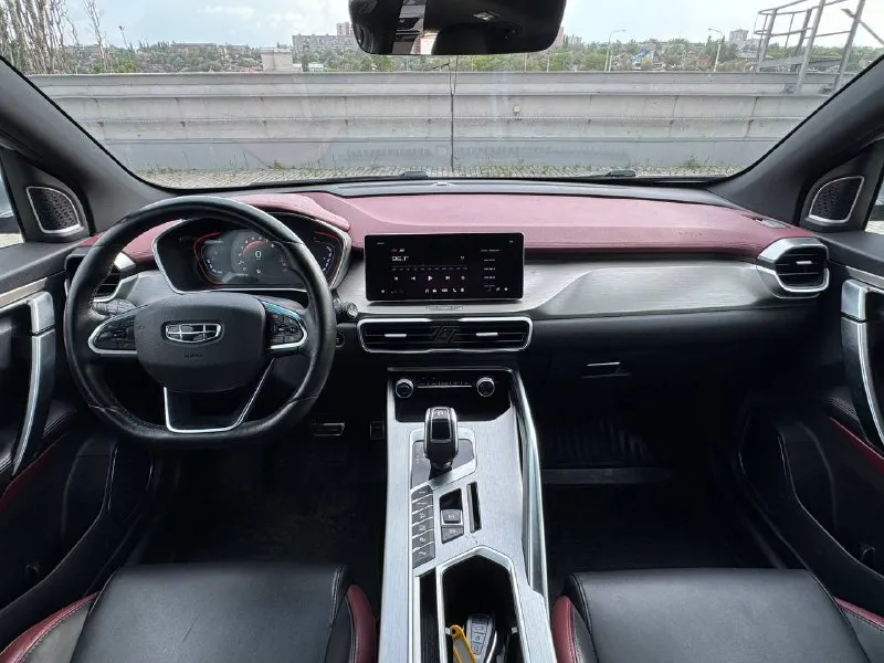 🚘 в продаже geely coolray год выпуска: 2022 пробег на табло: 74 207 км птс: электронный двигатель: 1.5 бензин трансмиссия: amt vin: y4k8622z8nb905920 цена: 1 450 000 руб. 📞 + 7 (938) 130-35-61 адрес: г. ростов-на-дону, тц «сиверс», пр. сиверса, 23 – как нас найти способы оплаты: — наличные; — кредит (20 банков); — безнал без ндс; — обмен на ваш авто. больше подробностей об авто и способах оплаты узнавайте у менеджера @autozaorndbot ___________ смотрите все авто в наличии – https://autozao. ru/ max. ru/auto_zao_rnd 💬 🗺️ присоединяйтесь к авто зао в других городах: — москва — краснодар — авто зао юг (новый регион) - фотография - 5