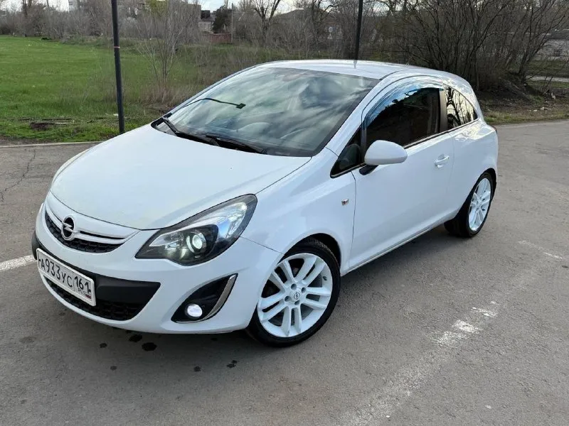 Opel corsa d, 3 дв. , 2013 г. , 1.4 (101 л. с.), автомат, рестайлинг пробег: 216 000 км цена: 550 000 ₽ (торг при осмотре) машина в ежедневной заботе — езжу каждый день, всё работает. салон без запаха: не курили, детей не возили. комплектация почти максимальная: — коробка автомат — подогрев передних сидений — обогрев зеркал и заднего стекла — климат-контроль — датчики света и дождя — задние парктроники — поворотные фары с подсветкой поворота — мультируль — магнитола с aux и usb — электростеклоподъёмники — родные оригинальные диски r17 — заводской ремкомплект для шин (компрессор с герметиком) технически перебрано почти всё. по двигателю (капиталка): новые поршни, кольца, гидрокомпенсаторы, маслосъемные колпачки, помпа, цепь грм, ремень генератора, клапанная крышка (алюминий) и все сопутствующее другое. масло — оригинальное. по доп. вопросам по телефону 8 961 298 28 16 - фотография - 1