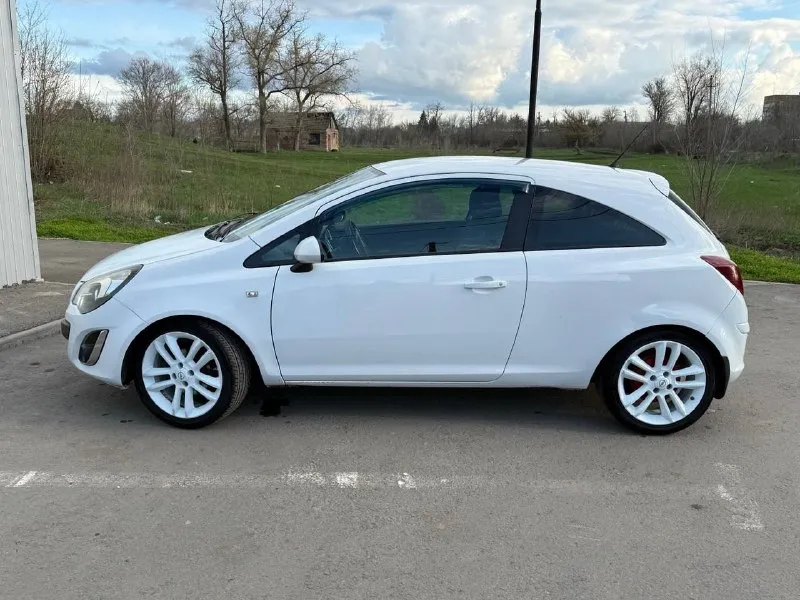 Opel corsa d, 3 дв. , 2013 г. , 1.4 (101 л. с.), автомат, рестайлинг пробег: 216 000 км цена: 550 000 ₽ (торг при осмотре) машина в ежедневной заботе — езжу каждый день, всё работает. салон без запаха: не курили, детей не возили. комплектация почти максимальная: — коробка автомат — подогрев передних сидений — обогрев зеркал и заднего стекла — климат-контроль — датчики света и дождя — задние парктроники — поворотные фары с подсветкой поворота — мультируль — магнитола с aux и usb — электростеклоподъёмники — родные оригинальные диски r17 — заводской ремкомплект для шин (компрессор с герметиком) технически перебрано почти всё. по двигателю (капиталка): новые поршни, кольца, гидрокомпенсаторы, маслосъемные колпачки, помпа, цепь грм, ремень генератора, клапанная крышка (алюминий) и все сопутствующее другое. масло — оригинальное. по доп. вопросам по телефону 8 961 298 28 16 - фотография - 2