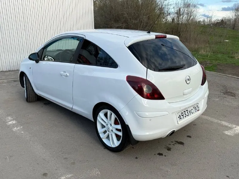 Opel corsa d, 3 дв. , 2013 г. , 1.4 (101 л. с.), автомат, рестайлинг пробег: 216 000 км цена: 550 000 ₽ (торг при осмотре) машина в ежедневной заботе — езжу каждый день, всё работает. салон без запаха: не курили, детей не возили. комплектация почти максимальная: — коробка автомат — подогрев передних сидений — обогрев зеркал и заднего стекла — климат-контроль — датчики света и дождя — задние парктроники — поворотные фары с подсветкой поворота — мультируль — магнитола с aux и usb — электростеклоподъёмники — родные оригинальные диски r17 — заводской ремкомплект для шин (компрессор с герметиком) технически перебрано почти всё. по двигателю (капиталка): новые поршни, кольца, гидрокомпенсаторы, маслосъемные колпачки, помпа, цепь грм, ремень генератора, клапанная крышка (алюминий) и все сопутствующее другое. масло — оригинальное. по доп. вопросам по телефону 8 961 298 28 16 - фотография - 3