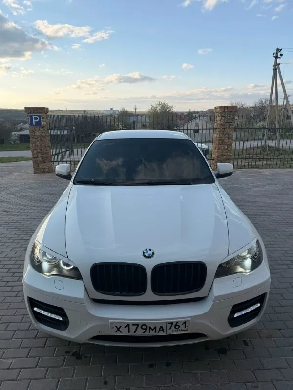 Продаю свой авто bmw x6 3.0d m57 2009 года комплектация проекция ломающиеся сидения черный потолок доводчики дверей фары переделаны, свет отличный перешитый салон, кожа+альконтара фары, пороги в броне вся в родном окрасе без вложений, в ухоженном состоянии, продаю не спеша осмотр ростов /белая калитва контакты: vk. com/id228464008 - фотография - 1