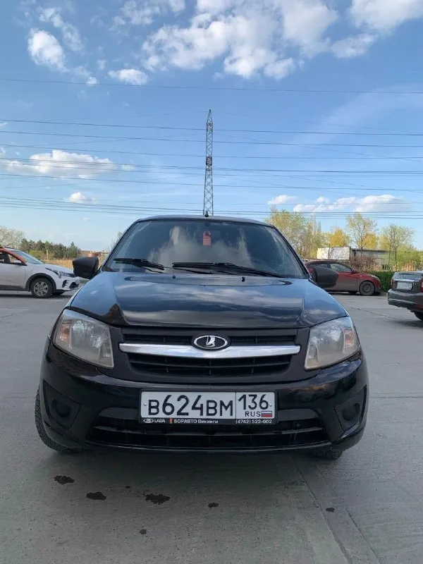 Продаю lada granta, 2014 год, лифтбек. машина в хорошем состоянии: садись и езжай. ничего вкладывать не надо. кузов целый, дно и стаканы живые, ржавчины нет. техника идеально, каждый день на ходу, никаких проблем. пробег настоящий, в такси не была. всё работает: электроусилитель руля, стеклоподъёмники, обогревы. документы чистые. могу сходить с вами в гаи при оформлении. контакты: +7 903 488-68-38 - фотография - 1