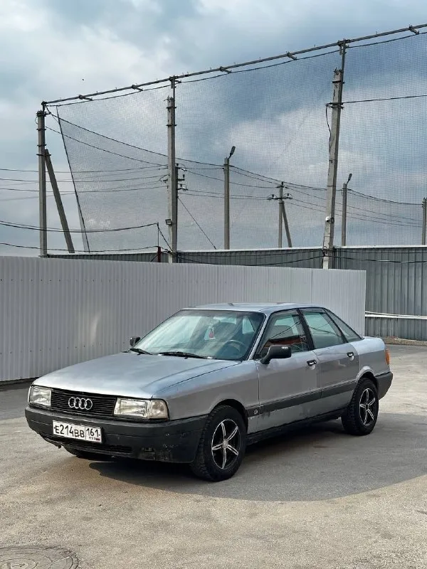 Audi 80 1987г на полном ходу двигатель масло не берет, не кипит, работает ровно, тянет отлично коробка работает четко, не хрустит, не выбивает гур работает, по электрике всё в штатном режиме. по кузову не гнилая, ходовая без нареканий. салон опрятный документы чистые, готова к переоформлению цена 120000 контакты: +79885861130 - фотография - 1