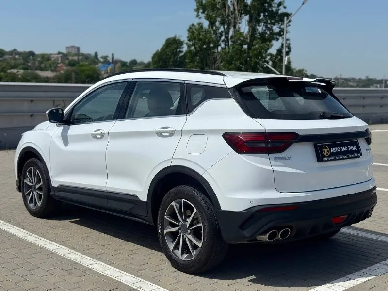 🚘 в продаже geely coolray год выпуска: 2022 пробег на табло: 61 955 км птс: электронный двигатель: 1.5 бензин трансмиссия: amt vin: y4k8622z4nb911021 цена: 1 250 000 руб. 📞 + 7 (938) 130-35-61 адрес: г. ростов-на-дону, тц «сиверс», пр. сиверса, 23 – как нас найти способы оплаты: — наличные; — кредит (20 банков); — безнал без ндс; — обмен на ваш авто. больше подробностей об авто и способах оплаты узнавайте у менеджера @autozaorndbot ___________ смотрите все авто в наличии – https://autozao. ru/ max. ru/auto_zao_rnd 💬 🗺️ присоединяйтесь к авто зао в других городах: — москва — краснодар — авто зао юг (новый регион) - фотография - 3