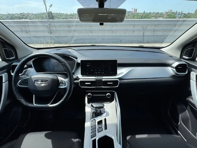 🚘 в продаже geely coolray год выпуска: 2022 пробег на табло: 61 955 км птс: электронный двигатель: 1.5 бензин трансмиссия: amt vin: y4k8622z4nb911021 цена: 1 250 000 руб. 📞 + 7 (938) 130-35-61 адрес: г. ростов-на-дону, тц «сиверс», пр. сиверса, 23 – как нас найти способы оплаты: — наличные; — кредит (20 банков); — безнал без ндс; — обмен на ваш авто. больше подробностей об авто и способах оплаты узнавайте у менеджера @autozaorndbot ___________ смотрите все авто в наличии – https://autozao. ru/ max. ru/auto_zao_rnd 💬 🗺️ присоединяйтесь к авто зао в других городах: — москва — краснодар — авто зао юг (новый регион) - фотография - 5