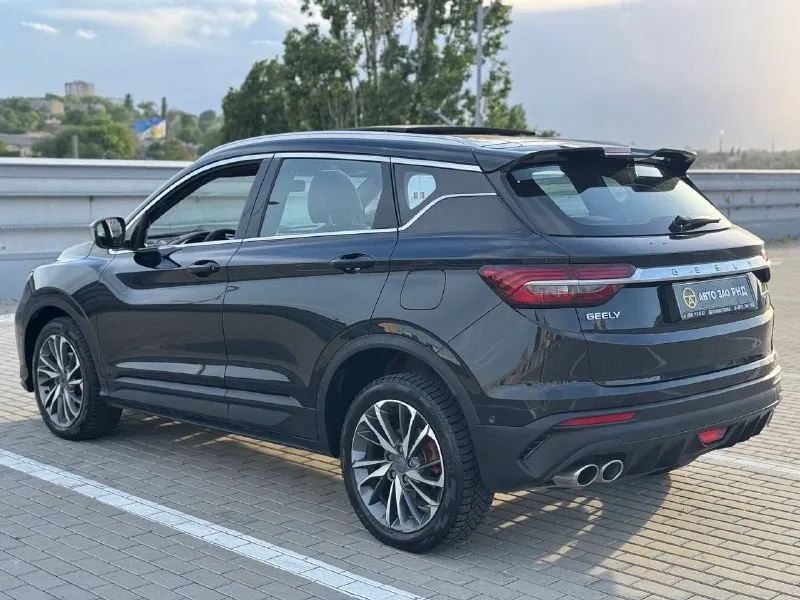 🚘 в продаже geely coolray год выпуска: 2022 пробег на табло: 55 206 км птс: электронный двигатель: 1.5 бензин трансмиссия: amt vin: y4k8622z4nb907437 цена: 1 470 000 руб. 📞 + 7 (938) 130-35-61 адрес: г. ростов-на-дону, тц «сиверс», пр. сиверса, 23 – как нас найти способы оплаты: — наличные; — кредит (20 банков); — безнал без ндс; — обмен на ваш авто. больше подробностей об авто и способах оплаты узнавайте у менеджера @autozaorndbot ___________ смотрите все авто в наличии – https://autozao. ru/ max. ru/auto_zao_rnd 💬 🗺️ присоединяйтесь к авто зао в других городах: — москва — краснодар — авто зао юг (новый регион) - фотография - 1