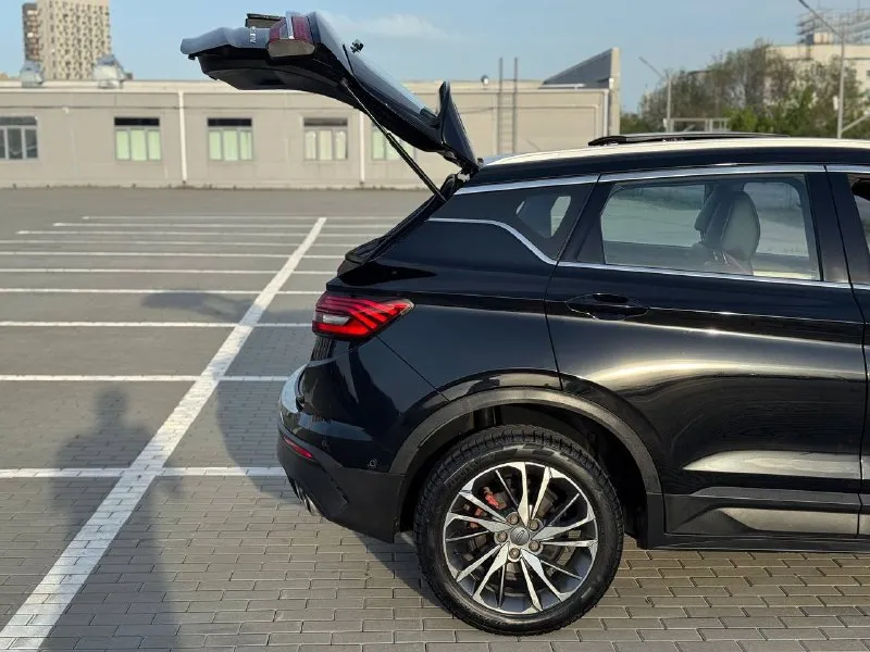 🚘 в продаже geely coolray год выпуска: 2022 пробег на табло: 55 206 км птс: электронный двигатель: 1.5 бензин трансмиссия: amt vin: y4k8622z4nb907437 цена: 1 470 000 руб. 📞 + 7 (938) 130-35-61 адрес: г. ростов-на-дону, тц «сиверс», пр. сиверса, 23 – как нас найти способы оплаты: — наличные; — кредит (20 банков); — безнал без ндс; — обмен на ваш авто. больше подробностей об авто и способах оплаты узнавайте у менеджера @autozaorndbot ___________ смотрите все авто в наличии – https://autozao. ru/ max. ru/auto_zao_rnd 💬 🗺️ присоединяйтесь к авто зао в других городах: — москва — краснодар — авто зао юг (новый регион) - фотография - 3