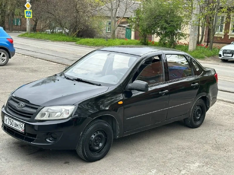 В продаже гранта 2012г. 8 клоп. 3 владельца двигатель, ходовка, коробка - хорошо низа, пороги делали, но не очень хорошо салон опрятный, по кузову рыжиков нет, выглядит неплохо цена: 295к, торг будет у капота контакты: 89614195113 - фотография - 1