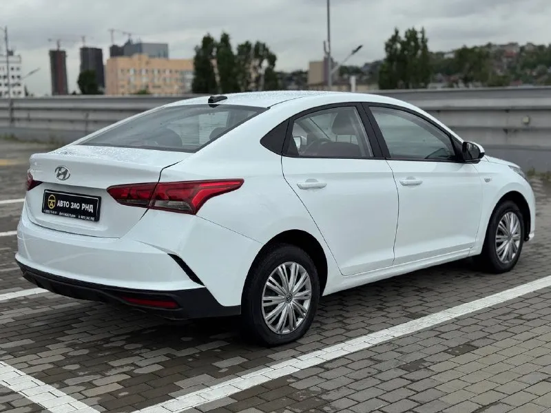 🚘 в продаже hyundai solaris год выпуска: 2020 пробег на табло: 132 925 км птс: электронный, юр. чистый двигатель: 1.4 бензин трансмиссия: ат vin: z94k241bbmr251642 цена: 850 000 новая цена: 820 000 руб. 📞 + 7 (938) 130-35-61 адрес: г. ростов-на-дону, тц «сиверс», пр. сиверса, 23 – как нас найти способы оплаты: — наличные; — кредит (20 банков); — безнал без ндс; — обмен на ваш авто. больше подробностей об авто и способах оплаты узнавайте у менеджера @autozaorndbot ___________ смотрите все авто в наличии – https://autozao. ru/ max. ru/auto_zao_rnd 💬 🗺️ присоединяйтесь к авто зао в других городах: — москва — краснодар — авто зао юг (новый регион) - фотография - 3