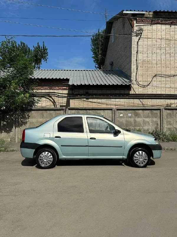 Продаю хороший логан. на газу! с документами кондер заправлен! работает. по мотору все хорошо, не троит, работает исправно по коробке все отлично, не хрустит не выбивает кузов живой, без гнили ходовка исправна дно целое. короба целые делать по машине ничего не нужно довезет куда угодно. юридически чистая, на учете 320000 торг у капота дмитрий ашувари 89185706728 - фотография - 2