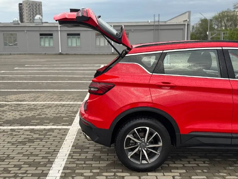 🚘 в продаже geely coolray год выпуска: 2022 пробег на табло: 81 100 км птс: электронный, юр. чистый двигатель: 1.5 бензин трансмиссия: amt vin: y4k8622z0nb908066 цена: 1 260 000 руб. 📞 + 7 (938) 130-35-61 адрес: г. ростов-на-дону, тц «сиверс», пр. сиверса, 23 – как нас найти способы оплаты: — наличные; — кредит (20 банков); — безнал без ндс; — обмен на ваш авто. больше подробностей об авто и способах оплаты узнавайте у менеджера @autozaorndbot ___________ смотрите все авто в наличии – https://autozao. ru/ max. ru/auto_zao_rnd 💬 🗺️ присоединяйтесь к авто зао в других городах: — москва — краснодар — авто зао юг (новый регион) - фотография - 4