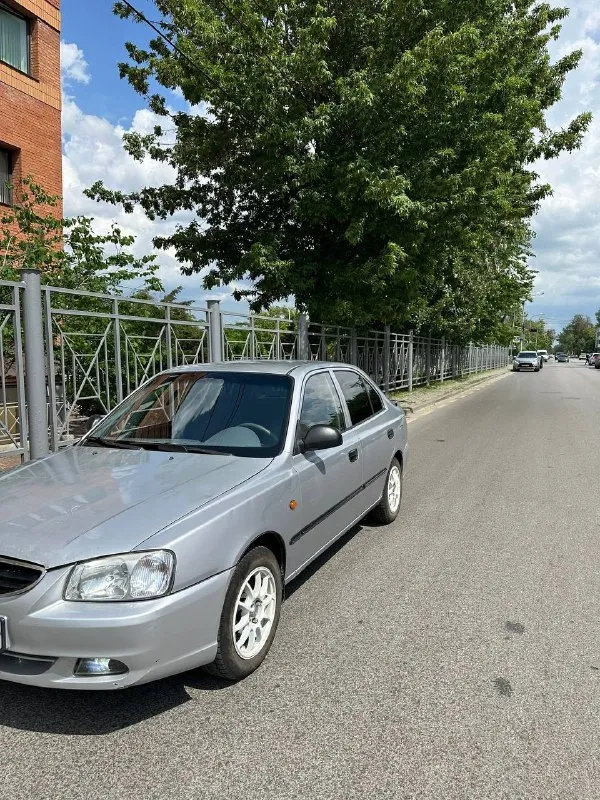Продам hyundai accent 330.000р (торг) машина обслужена, стоит новое лобовое стекло, стоит новый компрессор кондиционера (кондер заправлен, холодит как надо), делалась головка, подкинули кольца, маслосъемные, машина на удивление масло не жрет от слова совсем! передачи не вылетают, не хрустят, вся электрика работает исправно дно на месте, по кузову есть возрастные косячки, по бамперу, по капоту, есть жизненные сколы! по подвеске тоже все хорошо комплектация мт-3(последняя), салон в хорошем состоянии! документы чистые, на учет встанет без проблем машина живая, особенно по техничке, рабочая лошадка связь: 89996994745 евгений балабанов - фотография - 1