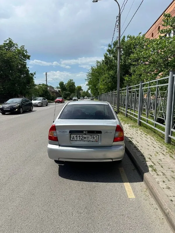 Продам hyundai accent 330.000р (торг) машина обслужена, стоит новое лобовое стекло, стоит новый компрессор кондиционера (кондер заправлен, холодит как надо), делалась головка, подкинули кольца, маслосъемные, машина на удивление масло не жрет от слова совсем! передачи не вылетают, не хрустят, вся электрика работает исправно дно на месте, по кузову есть возрастные косячки, по бамперу, по капоту, есть жизненные сколы! по подвеске тоже все хорошо комплектация мт-3(последняя), салон в хорошем состоянии! документы чистые, на учет встанет без проблем машина живая, особенно по техничке, рабочая лошадка связь: 89996994745 евгений балабанов - фотография - 3