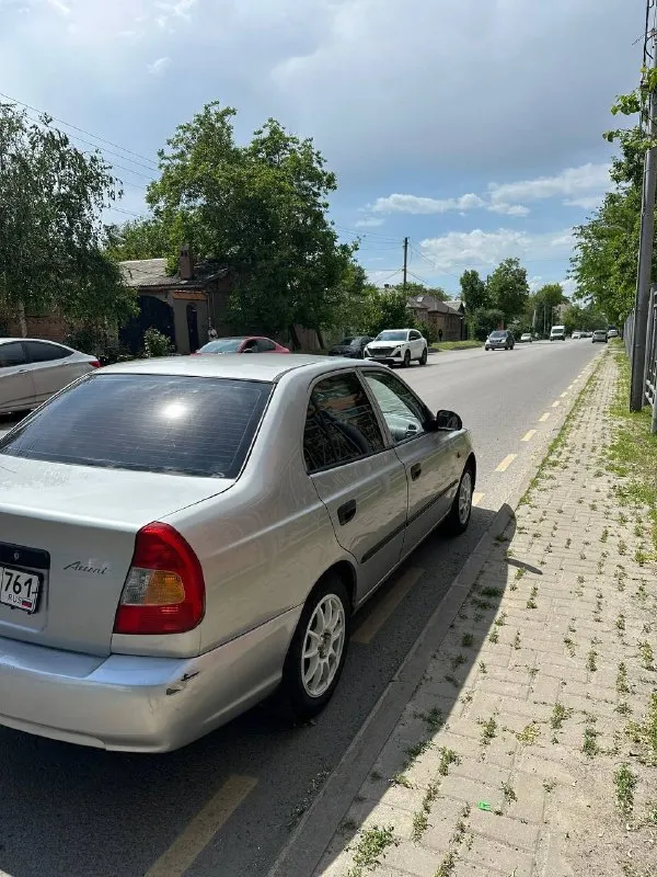 Продам hyundai accent 330.000р (торг) машина обслужена, стоит новое лобовое стекло, стоит новый компрессор кондиционера (кондер заправлен, холодит как надо), делалась головка, подкинули кольца, маслосъемные, машина на удивление масло не жрет от слова совсем! передачи не вылетают, не хрустят, вся электрика работает исправно дно на месте, по кузову есть возрастные косячки, по бамперу, по капоту, есть жизненные сколы! по подвеске тоже все хорошо комплектация мт-3(последняя), салон в хорошем состоянии! документы чистые, на учет встанет без проблем машина живая, особенно по техничке, рабочая лошадка связь: 89996994745 евгений балабанов - фотография - 4