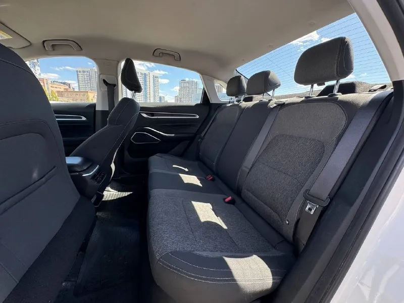 🚘 в продаже geely emgrand год выпуска: 2022 пробег на табло: 77 791 км птс: электронный двигатель: 1.5 бензин трансмиссия: cvt vin: lb3f31026pg012654 цена: 1 020 000 новая цена: 990 000 руб. 📞 + 7 (938) 130-35-61 адрес: г. ростов-на-дону, тц «сиверс», пр. сиверса, 23 – как нас найти способы оплаты: — наличные; — кредит (20 банков); — безнал без ндс; — обмен на ваш авто. больше подробностей об авто и способах оплаты узнавайте у менеджера @autozaorndbot ___________ смотрите все авто в наличии – https://autozao. ru/ max. ru/auto_zao_rnd 💬 🗺️ присоединяйтесь к авто зао в других городах: — москва — краснодар — авто зао юг (новый регион) - фотография - 8