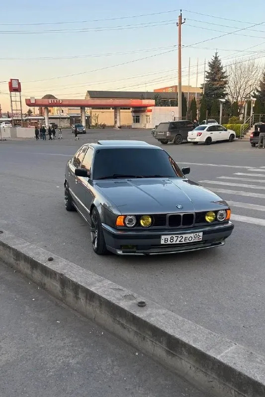 Продаю 680 т или обмен 89626440603 bmw e34 двигатель в идеальном состоянии м50б25 94 год рестайлинг - в техническом плане все отлично по электрике работает можно сказать абсолютно все. - начиная с системы охлаждения и до заднего редуктора всё обслужено. заменена "трасса" кондиционера вплоть до радиатора, (также ремень вместе с натяжителем) заправлен. кондей "арктика" печка "ташкент" - радиатор от m60 с вентиляторами от нивы, расширительный бачок стоит отдельно не надо воздух гонять), стоит перемычка на горячую и холодную. ремень, натяжитель, ролики всё заменено-. есть газ(полностью обслужен). сцепление двухмассовая коробка гетраг 220 (контрактная) на кардане две крестовины, подвесное, мягкое соединение и балансировка сделаны. - фотография - 1