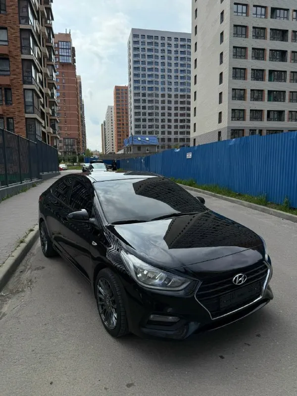 В продаже от собственника! hyundai solaris, 2019 год, 1,6 ат по технической части вложений не требует, пробег родной 159.000 тыс км. катализатор удалён на 90 тыс, цепь заменена на 130 тыс, замена масла каждые 7-8 тыс км. я второй собственник, перед покупкой делал полностью диагностику и эндоскопию, всё отлично. автомобиль масла не расходует от слова совсем. кузов недавно был отполирован и покрыт керамикой, по электрике всё исправно, подогревы сидений и руля работают. кондиционер обслужен перед летом. автомат переключает без пинков. по ходовой без нареканий. два комплекта колёс, лето р17 диски на летней резине (резина на докат) и штампованные диски на зимней резине. из косяков: трещина на лобовом (обзору не мешает, на учёт поставил без проблем, всё остекление оригинальное) и есть косячки по лкп в силу возраста в виде сколов и царапин. цена 1.270.000₽ торг аргументированный после осмотра! с продажей не тороплюсь, за авто не стыдно, поэтому оставьте предложения с ценой ниже рынка себе, цена более чем адекватная за живой и не таксишный солярис! контакты: +79518286540 - фотография - 1