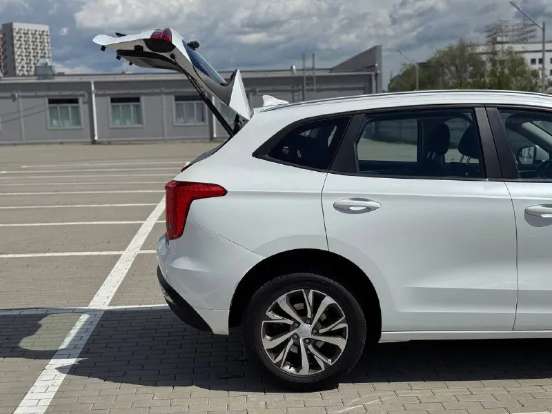 🚘 в продаже haval jolion год выпуска: 2022 пробег на табло: 74 726 км птс: электронный двигатель: 1.5 бензин трансмиссия: amt vin: lgwee4a57nk633140 цена: 1 240 000 руб. 📞 + 7 (938) 130-35-61 г. ростов-на-дону, тц «сиверс», пр. сиверса, 23 – как нас найти 📍 способы оплаты: — наличные; — кредит (20 банков); — безнал без ндс; — обмен на ваш авто. больше подробностей об авто и способах оплаты узнавайте у менеджера 📲 @autozaorndbot ___________ подбор авто – @auto_zao_bot 🤖 все авто – https://autozao. ru/ 🌐 мы в max. ru/auto_zao_rnd 💬 🗺️ присоединяйтесь к авто зао : — москва — краснодар — авто зао юг (новый регион) - фотография - 9