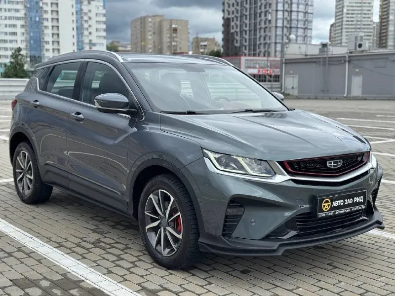 🚘 в продаже geely coolray год выпуска: 2022 пробег на табло: 88 260 км птс: электронный двигатель: 1.5 бензин трансмиссия: amt vin: y4k8622z2nb907386 цена: 1 450 000 руб. 📞 + 7 (938) 130-35-61 адрес: г. ростов-на-дону, тц «сиверс», пр. сиверса, 23 – как нас найти способы оплаты: — наличные; — кредит (20 банков); — безнал без ндс; — обмен на ваш авто. больше подробностей об авто и способах оплаты узнавайте у менеджера @autozaorndbot ___________ смотрите все авто в наличии – https://autozao. ru/ max. ru/auto_zao_rnd 💬 🗺️ присоединяйтесь к авто зао в других городах: — москва — краснодар — авто зао юг (новый регион) - фотография - 1