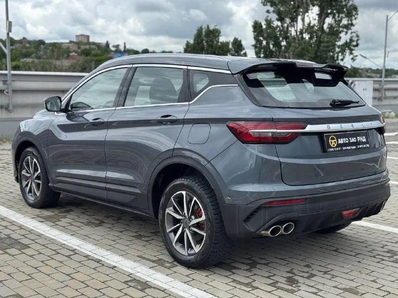 🚘 в продаже geely coolray год выпуска: 2022 пробег на табло: 88 260 км птс: электронный двигатель: 1.5 бензин трансмиссия: amt vin: y4k8622z2nb907386 цена: 1 450 000 руб. 📞 + 7 (938) 130-35-61 адрес: г. ростов-на-дону, тц «сиверс», пр. сиверса, 23 – как нас найти способы оплаты: — наличные; — кредит (20 банков); — безнал без ндс; — обмен на ваш авто. больше подробностей об авто и способах оплаты узнавайте у менеджера @autozaorndbot ___________ смотрите все авто в наличии – https://autozao. ru/ max. ru/auto_zao_rnd 💬 🗺️ присоединяйтесь к авто зао в других городах: — москва — краснодар — авто зао юг (новый регион) - фотография - 2