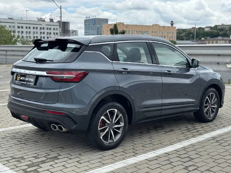 🚘 в продаже geely coolray год выпуска: 2022 пробег на табло: 88 260 км птс: электронный двигатель: 1.5 бензин трансмиссия: amt vin: y4k8622z2nb907386 цена: 1 450 000 руб. 📞 + 7 (938) 130-35-61 адрес: г. ростов-на-дону, тц «сиверс», пр. сиверса, 23 – как нас найти способы оплаты: — наличные; — кредит (20 банков); — безнал без ндс; — обмен на ваш авто. больше подробностей об авто и способах оплаты узнавайте у менеджера @autozaorndbot ___________ смотрите все авто в наличии – https://autozao. ru/ max. ru/auto_zao_rnd 💬 🗺️ присоединяйтесь к авто зао в других городах: — москва — краснодар — авто зао юг (новый регион) - фотография - 3