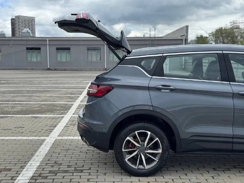 🚘 в продаже geely coolray год выпуска: 2022 пробег на табло: 88 260 км птс: электронный двигатель: 1.5 бензин трансмиссия: amt vin: y4k8622z2nb907386 цена: 1 450 000 руб. 📞 + 7 (938) 130-35-61 адрес: г. ростов-на-дону, тц «сиверс», пр. сиверса, 23 – как нас найти способы оплаты: — наличные; — кредит (20 банков); — безнал без ндс; — обмен на ваш авто. больше подробностей об авто и способах оплаты узнавайте у менеджера @autozaorndbot ___________ смотрите все авто в наличии – https://autozao. ru/ max. ru/auto_zao_rnd 💬 🗺️ присоединяйтесь к авто зао в других городах: — москва — краснодар — авто зао юг (новый регион) - фотография - 4
