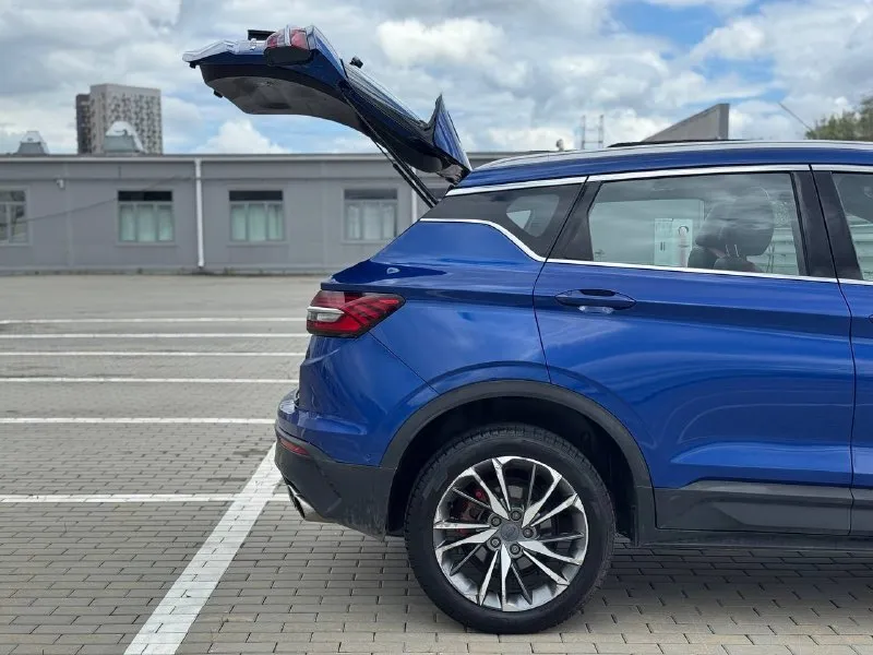 🚘 в продаже geely coolray год выпуска: 2022 пробег на табло: 71 384 км птс: электронный двигатель: 1.5 бензин трансмиссия: amt vin: y4k8622z5nb905907 цена: 1 450 000 руб. 📞 + 7 (938) 130-35-61 адрес: г. ростов-на-дону, тц «сиверс», пр. сиверса, 23 – как нас найти способы оплаты: — наличные; — кредит (20 банков); — безнал без ндс; — обмен на ваш авто. больше подробностей об авто и способах оплаты узнавайте у менеджера @autozaorndbot ___________ смотрите все авто в наличии – https://autozao. ru/ max. ru/auto_zao_rnd 💬 🗺️ присоединяйтесь к авто зао в других городах: — москва — краснодар — авто зао юг (новый регион) - фотография - 5