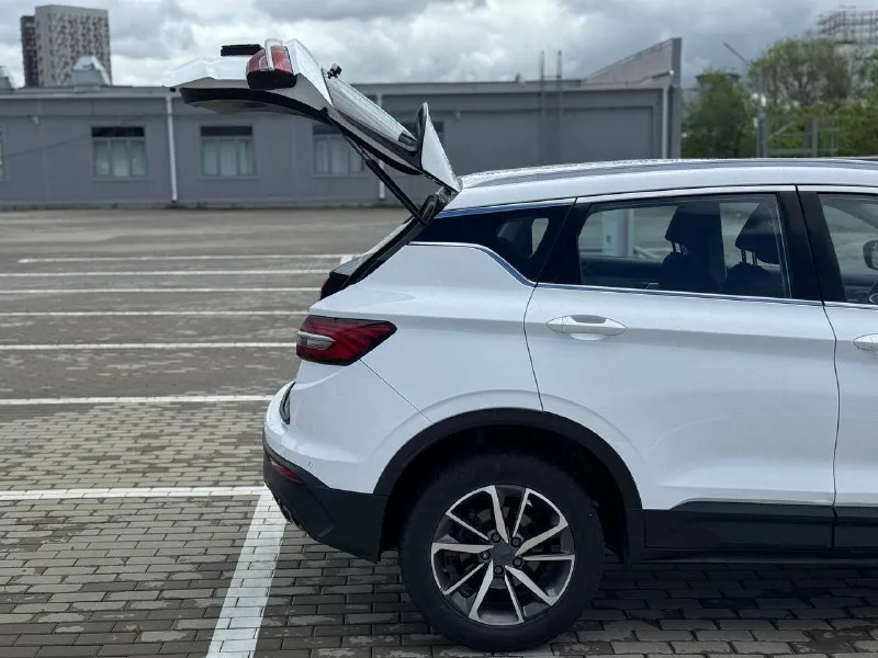 🚘 в продаже geely coolray год выпуска: 2022 пробег на табло: 59 969 км птс: электронный двигатель: 1.5 бензин трансмиссия: amt vin: y4k8622z1pb900707 цена: 1 270 000 руб. 📞 + 7 (938) 130-35-61 адрес: г. ростов-на-дону, тц «сиверс», пр. сиверса, 23 – как нас найти способы оплаты: — наличные; — кредит (20 банков); — безнал без ндс; — обмен на ваш авто. больше подробностей об авто и способах оплаты узнавайте у менеджера @autozaorndbot ___________ смотрите все авто в наличии – https://autozao. ru/ max. ru/auto_zao_rnd 💬 🗺️ присоединяйтесь к авто зао в других городах: — москва — краснодар — авто зао юг (новый регион) - фотография - 5