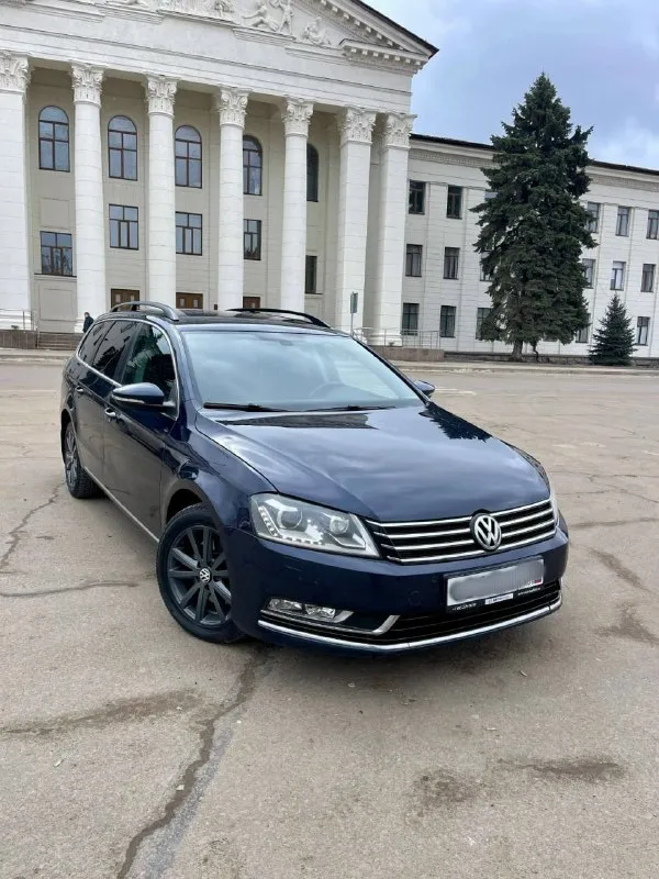 В продаже volkswagen passat фольксваген пассат б7 универсал. техосмотр пройден. год выпуска-2012. цвет тёмно-синий. по факту два владельца! страна изготовления -германия! остекление всё заводское даже лобовое! кузов в отличном состоянии, ваговские болячки устранены! обслуженный двигатель 1,8 т бензин( родной пробег 260 тыс. масло не ест ни грамма! проверен эндоскопом! задиров нет! хон отличный! никаких потёков и запотеваний по двс нет, цепь не слышно!) 7-ст автоматическая коробка передач и турбина работают идеально! лаунчем была проведена полная диагностика автомобиля! ошибок никаких нет! складывание зеркал + опция «лужи»( освещение области двери) электро регулировка водительского сидения диодная передняя и задняя оптика противотуманные фары с опцией corner(подсветка поворотов) передний и задний парктроник auto hold, электронный ручник декоративные элементы стали интерьера салона цветной экран, отличная заводская музыка сервисные книги, дилерское обслуживание, два ключа, атермальное остекление, легкосплавные диски и др! огромный багажник! документы в полном порядке! цена 960тыс. ₽. торг присутствует. осмотр город шахты авторынок ( ростовская область) информация по тел контакты: +79590109990 - фотография - 1