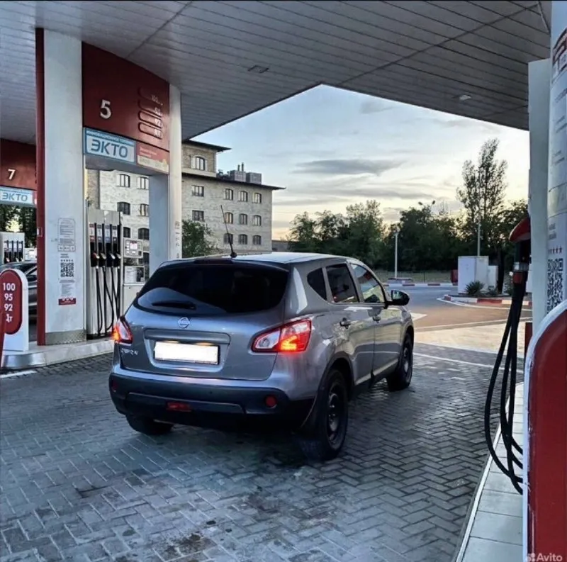 🚘 марка nissan qashqai 📅год 2013 🕧пробег 146.000км 💰цена 1.100.000₽ ☎️тел. +79034868390 👤владелец vk. ru/danielyannn_001 📍место осмотра: г. ростов-на-дону 📃описание: отличный кашкай для повседневной езды. (без вложений) 2013 г 1.6 117 лс родной пробег 146.000 техническая часть автомобиля в отличном состоянии. двигатель в отличном состоянии не троит, не дымит, масло не кушает. ходовая новая, ничего нигде не гремит, не гудит, не стучит. электроника в автомобиле полностью исправна, работает каждая кнопочка. по кузову автомобиль в хорошем состоянии. на машине ездит дедушка 70 лет очень редко, всегда стоит в гараже имеется заводская летняя резина реальному покупателю торг. юридически чистый автомобиль зеленый отчёт. я собственник могу скинуть видео обзор по машине. - фотография - 3