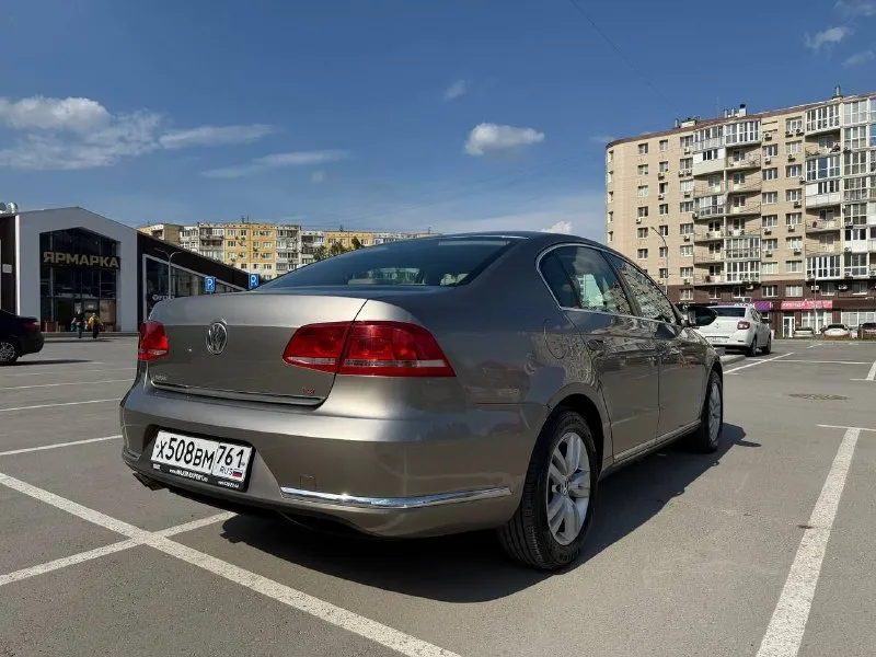 Volkswagen passat b7 2012 1.8 6-ти ступенчатая механика. автомобиль в достойном состоянии, приобретался на пробеге 177 тыс. км. , с июля 2022 года в одной семье, в дтп не участвовал, расчетов страховой не производилось, оригинальный птс. с момента покупки обслуживается у одного механика, понимающего в автомобилях vag группы, замена масла каждые 8,000 км. (liqui moly leichtlauf hc7 5w-40), масло не ест, посторонних звуков по ходовой нет, бензин исключительно 95 (в основном лукойл экто) на пробеге 218 тыс. км. произведен капитальный ремонт двигателя (с расточкой блока/головки, заменой поршневой группы, вкладышей, клапанов с направляющими и много другого, подробнее по телефону), заменен комплект сцепления (ставился оригинал - luk). из последнего - заменена помпа (в сборе с корпусом), полностью заменен антифриз, установлен маслоотделитель следующего поколения. состояние кузова на фото (присутствуют сколы лкп на кузовных элементах автомобиля, сквозных коррозий нет) +79515017852 евгений - фотография - 2