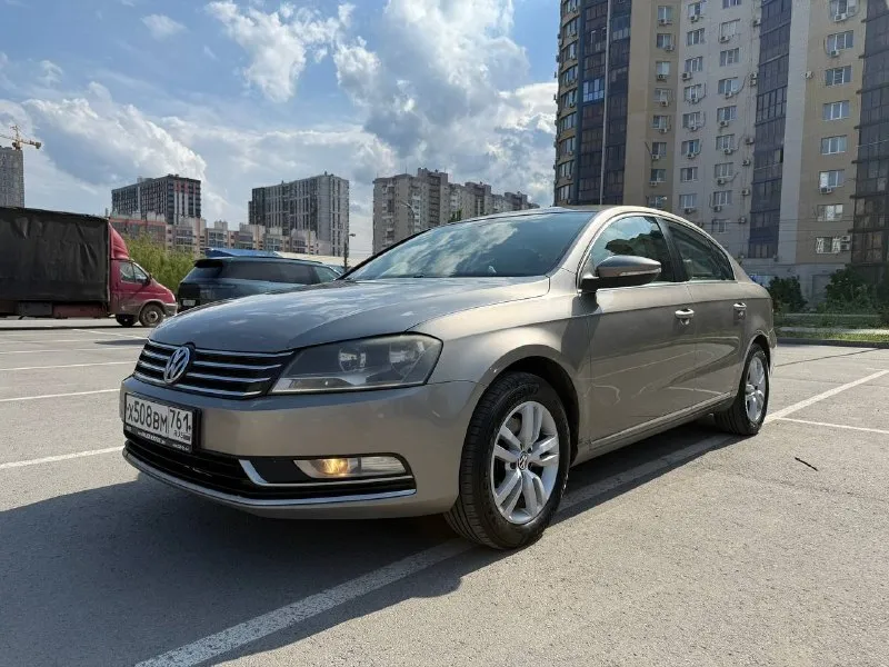 Volkswagen passat b7 2012 1.8 6-ти ступенчатая механика. автомобиль в достойном состоянии, приобретался на пробеге 177 тыс. км. , с июля 2022 года в одной семье, в дтп не участвовал, расчетов страховой не производилось, оригинальный птс. с момента покупки обслуживается у одного механика, понимающего в автомобилях vag группы, замена масла каждые 8,000 км. (liqui moly leichtlauf hc7 5w-40), масло не ест, посторонних звуков по ходовой нет, бензин исключительно 95 (в основном лукойл экто) на пробеге 218 тыс. км. произведен капитальный ремонт двигателя (с расточкой блока/головки, заменой поршневой группы, вкладышей, клапанов с направляющими и много другого, подробнее по телефону), заменен комплект сцепления (ставился оригинал - luk). из последнего - заменена помпа (в сборе с корпусом), полностью заменен антифриз, установлен маслоотделитель следующего поколения. состояние кузова на фото (присутствуют сколы лкп на кузовных элементах автомобиля, сквозных коррозий нет) +79515017852 евгений - фотография - 3