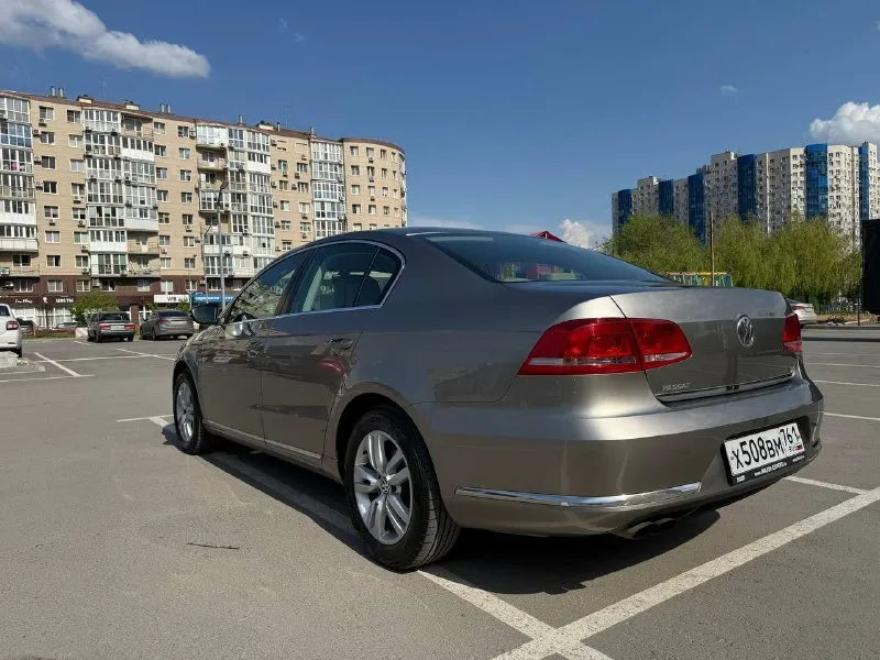 Volkswagen passat b7 2012 1.8 6-ти ступенчатая механика. автомобиль в достойном состоянии, приобретался на пробеге 177 тыс. км. , с июля 2022 года в одной семье, в дтп не участвовал, расчетов страховой не производилось, оригинальный птс. с момента покупки обслуживается у одного механика, понимающего в автомобилях vag группы, замена масла каждые 8,000 км. (liqui moly leichtlauf hc7 5w-40), масло не ест, посторонних звуков по ходовой нет, бензин исключительно 95 (в основном лукойл экто) на пробеге 218 тыс. км. произведен капитальный ремонт двигателя (с расточкой блока/головки, заменой поршневой группы, вкладышей, клапанов с направляющими и много другого, подробнее по телефону), заменен комплект сцепления (ставился оригинал - luk). из последнего - заменена помпа (в сборе с корпусом), полностью заменен антифриз, установлен маслоотделитель следующего поколения. состояние кузова на фото (присутствуют сколы лкп на кузовных элементах автомобиля, сквозных коррозий нет) +79515017852 евгений - фотография - 4