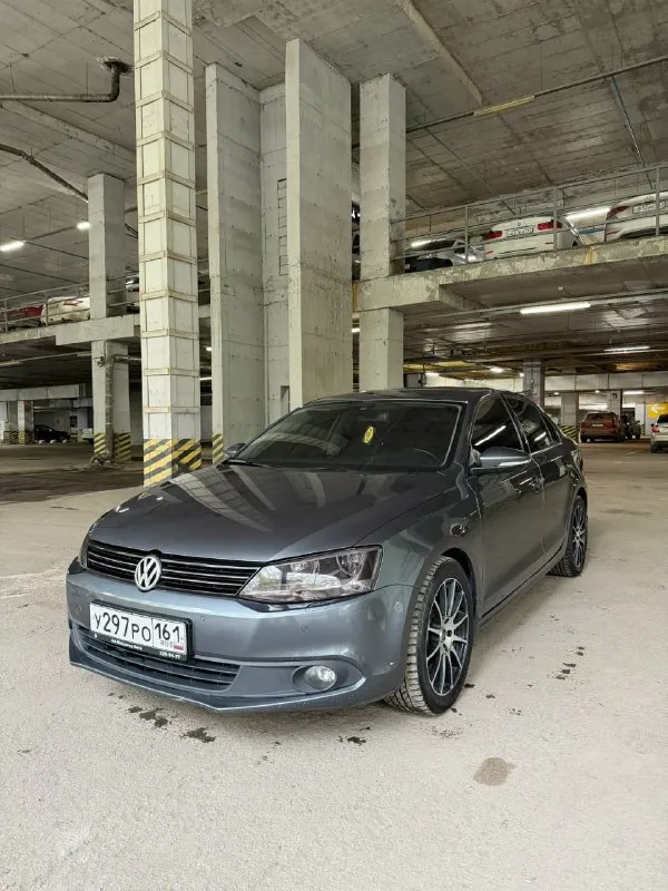 Volkswagen jetta 6 2012г. 1,6 мт. я собственник. официально я 4-й собственник, по факту 3-й (были вынужденные переоформления). машину покупал у знакомого, машина в полном порядке как технически, так и внешне. за машиной ухаживал, каждые 7-8 тыс. км то, масло не ест, гаражное хранение. родной пробег 161000км. максимальная комплектация на механике. машина вся в родне(ничего не красилось, стёкла все родные). всё чётко работает. на лето обуты 17-е диски, покупателю отдам зиму на 16-х дисках с новой резиной. в машине полностью уверен, внешка радует. цена: 1150000 разумный торг реальному покупателю контакты: 89614384190 - фотография - 1