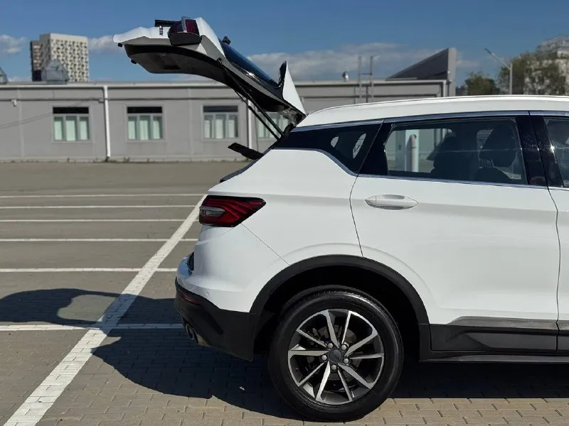 🚘 в продаже geely coolray год выпуска: 2022 пробег на табло: 60 548 км птс: электронный двигатель: 1.5 бензин трансмиссия: amt vin: y4k8622z2pb900621 цена: 1 270 000 руб. 📞 + 7 (938) 130-35-61 г. ростов-на-дону, тц «сиверс», пр. сиверса, 23 – как нас найти 📍 способы оплаты: — наличные; — кредит (20 банков); — безнал без ндс; — обмен на ваш авто. больше подробностей об авто и способах оплаты узнавайте у менеджера 📲 @autozaorndbot ___________ подбор авто – @auto_zao_bot 🤖 все авто – https://autozao. ru/ 🌐 мы в max. ru/auto_zao_rnd 💬 🗺️ присоединяйтесь к авто зао : — москва — краснодар — авто зао юг (новый регион) - фотография - 5