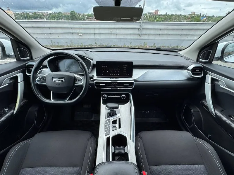🚘 в продаже geely coolray год выпуска: 2022 пробег на табло: 60 548 км птс: электронный двигатель: 1.5 бензин трансмиссия: amt vin: y4k8622z2pb900621 цена: 1 270 000 руб. 📞 + 7 (938) 130-35-61 г. ростов-на-дону, тц «сиверс», пр. сиверса, 23 – как нас найти 📍 способы оплаты: — наличные; — кредит (20 банков); — безнал без ндс; — обмен на ваш авто. больше подробностей об авто и способах оплаты узнавайте у менеджера 📲 @autozaorndbot ___________ подбор авто – @auto_zao_bot 🤖 все авто – https://autozao. ru/ 🌐 мы в max. ru/auto_zao_rnd 💬 🗺️ присоединяйтесь к авто зао : — москва — краснодар — авто зао юг (новый регион) - фотография - 6
