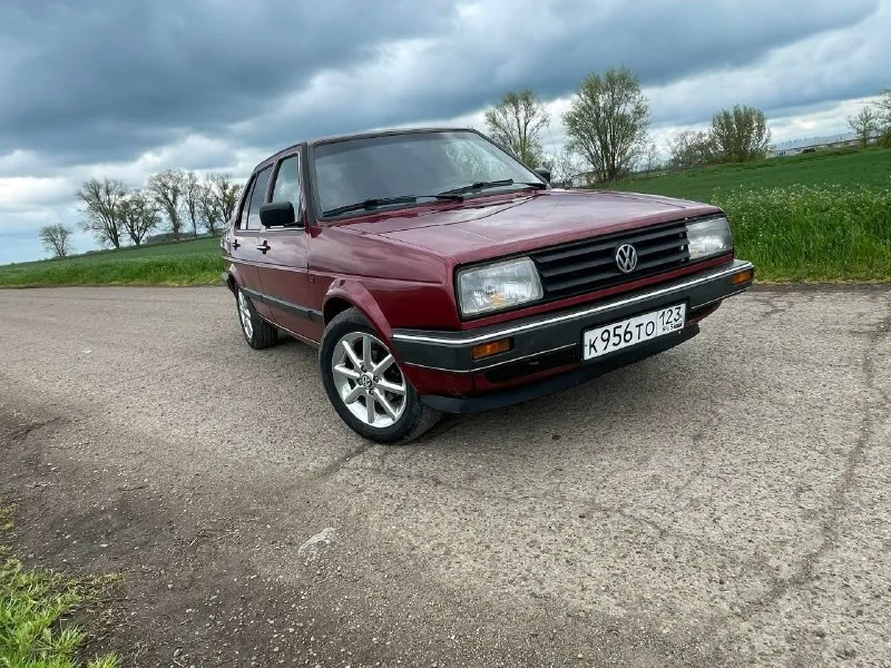 Продается личный автомобиль jetta 2 gl 1988г установлен контрактный двигатель с европы 1.9d 1y, (атмосферный дизель-миллионник) очень тяговитый и экономичный двигатель 4-5л расход по трассе. работает отлично и масло не ест, проехал после установки уже 60000 км. тнвд обслужен в прошлом году. подвеска исправна, передние амортизаторы новые. недавно заменена помпа и грм, по технике авто без вложений, езжу каждый день. -гур, электрозеркала с подогревом, центральный замок с брелком, велюровый салон, шумоизоляция салона, процессорный магнитофон с блютузом, установлены дисковые тормоза сзади. автомобиль с завода оцинкован, дно заводское без дырок и гнили, задние стаканы переварены. в машину вложено много сил и средств, обслуженный и надежный немецкий автомобиль, который довезет куда угодно. -в комплекте хорошая зимняя резина toyo в силу возраста присутствуют сколы и другие недостатки - на это будет торг. остальные подробности по телефону. 320.000р номер для связи контакты: 79528235626 - фотография - 1