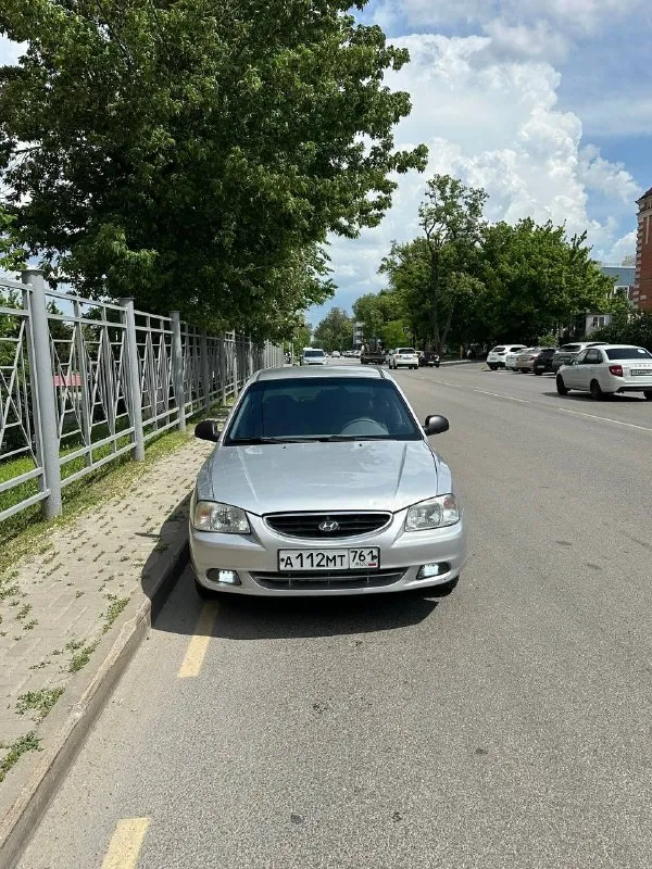 Продам hyundai accent 335.000р машина обслужена, стоит новое лобовое стекло, стоит новый компрессор кондиционера (кондер заправлен, холодит как надо), делалась головка, подкинули кольца, маслосъемные, машина на удивление масло не жрет от слова совсем! передачи не вылетают, не хрустят, вся электрика работает исправно дно на месте, по кузову есть возрастные косячки, по бамперу, по капоту, есть жизненные сколы! по подвеске тоже все хорошо комплектация мт-3(последняя), салон в хорошем состоянии! документы чистые, на учет встанет без проблем машина живая, особенно по техничке, рабочая лошадка торг уместен связь: 89996994745 евгений балабанов - фотография - 1