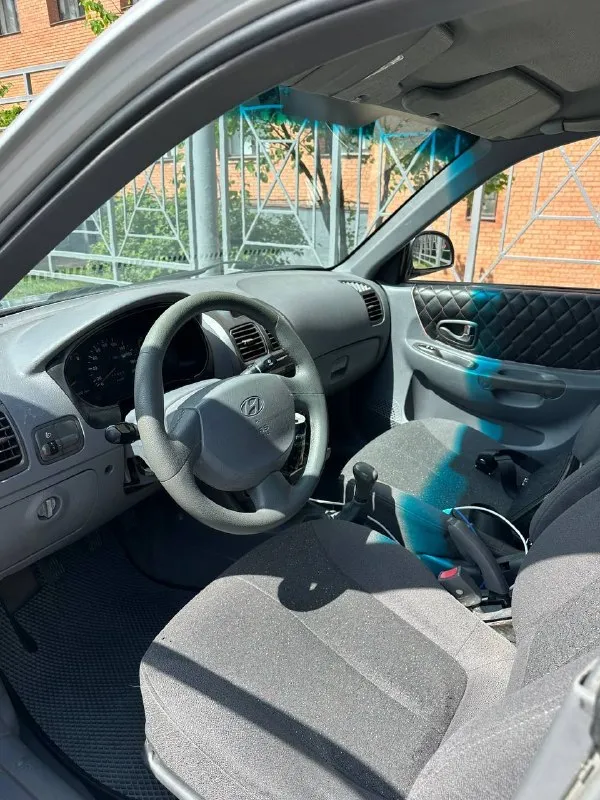 Продам hyundai accent 335.000р машина обслужена, стоит новое лобовое стекло, стоит новый компрессор кондиционера (кондер заправлен, холодит как надо), делалась головка, подкинули кольца, маслосъемные, машина на удивление масло не жрет от слова совсем! передачи не вылетают, не хрустят, вся электрика работает исправно дно на месте, по кузову есть возрастные косячки, по бамперу, по капоту, есть жизненные сколы! по подвеске тоже все хорошо комплектация мт-3(последняя), салон в хорошем состоянии! документы чистые, на учет встанет без проблем машина живая, особенно по техничке, рабочая лошадка торг уместен связь: 89996994745 евгений балабанов - фотография - 5